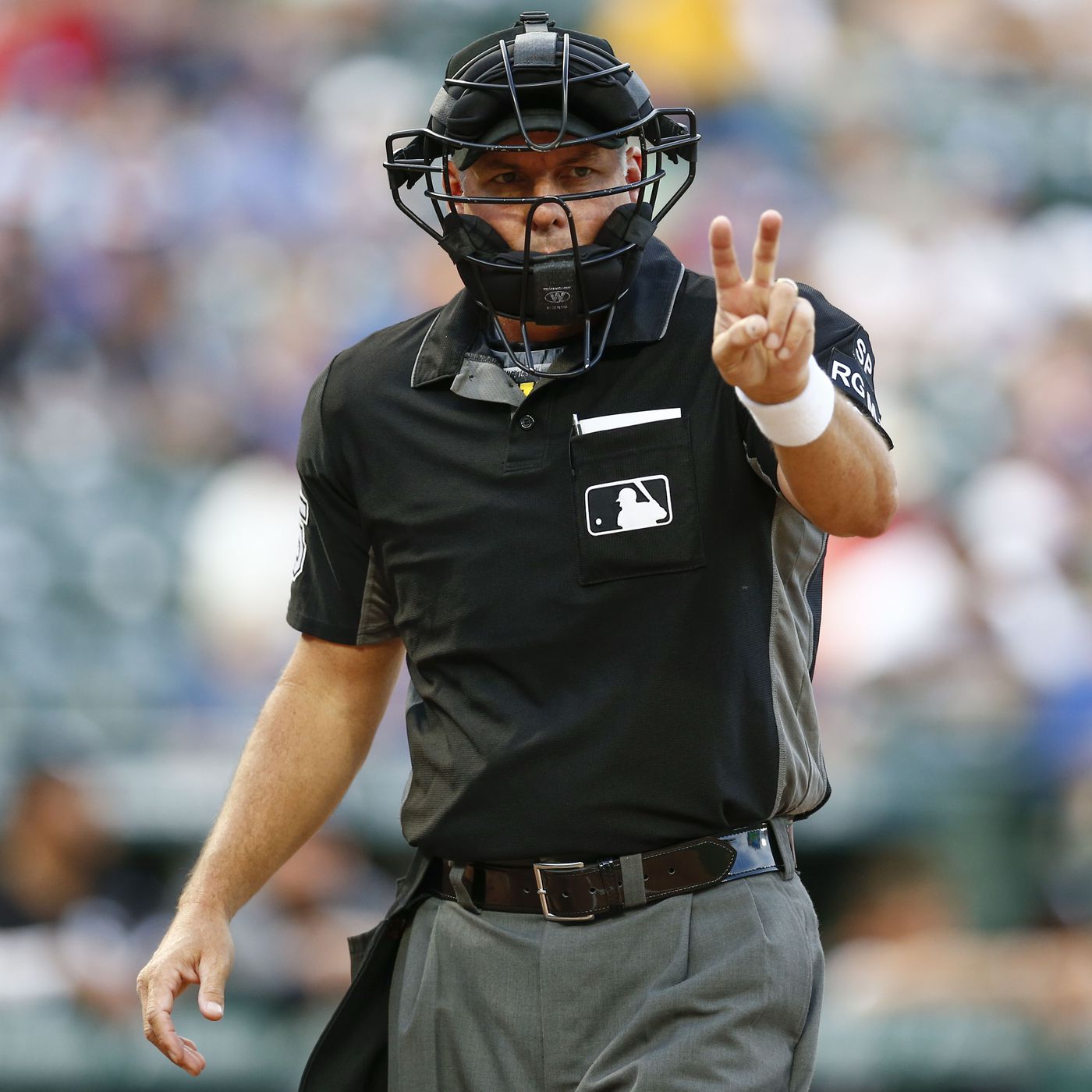 picture of an umpire making a call